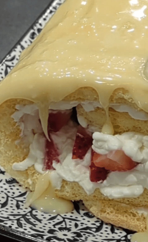 Strawberries Vanilla Rolada