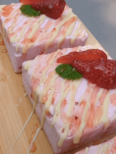 Strawberry Meringue Ice Cream&nbsp;Cake